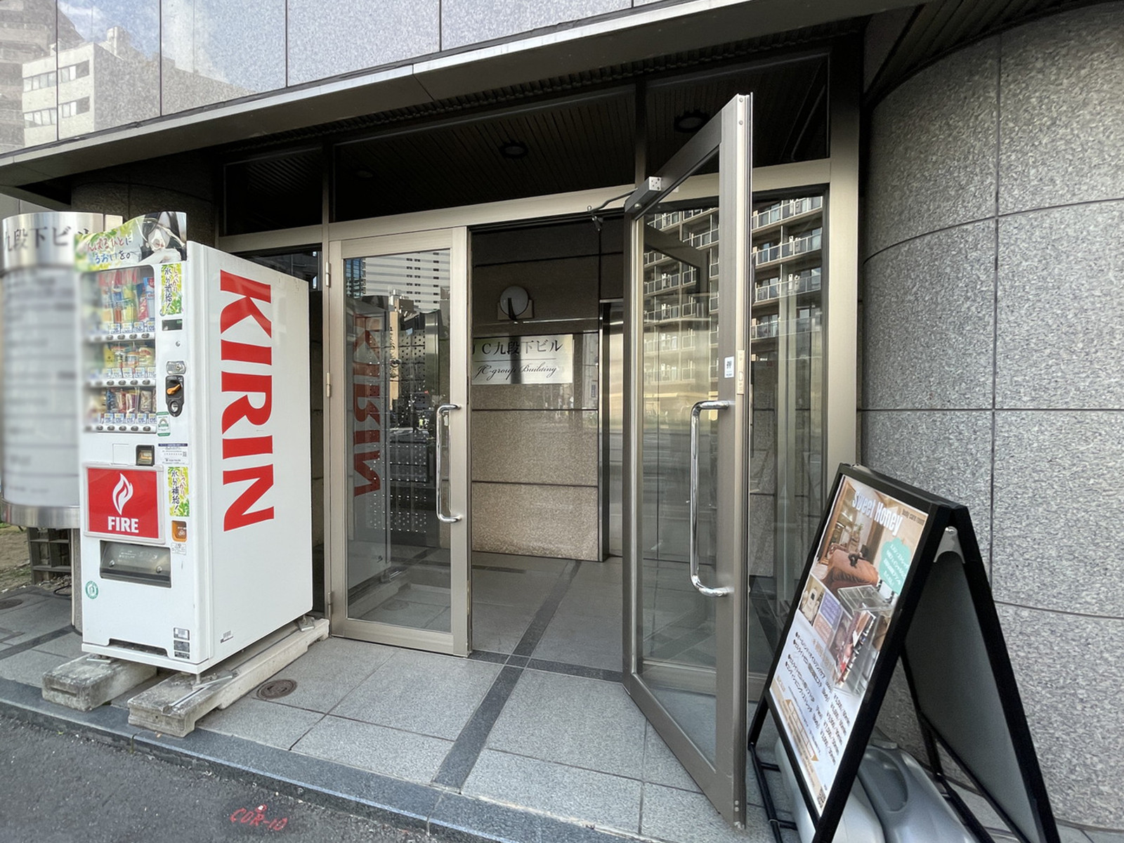 オフィスビル出入口