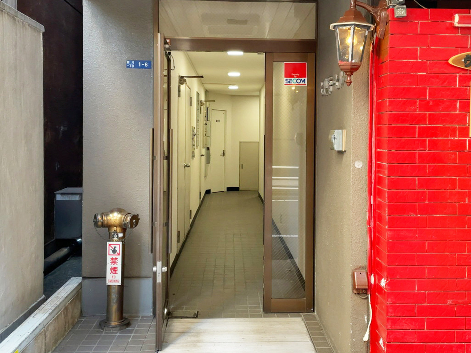 オフィスビル出入口