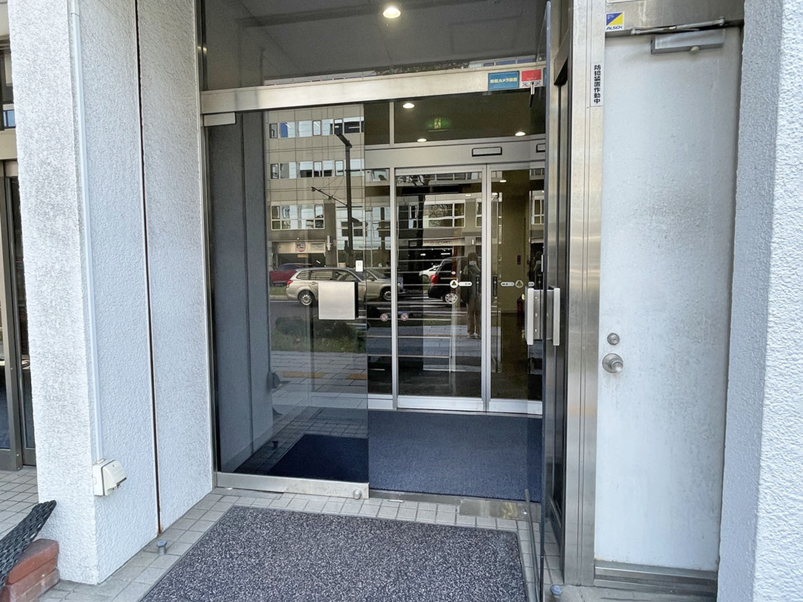 オフィスビル出入口