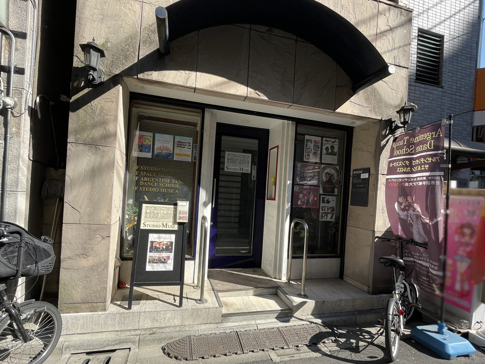オフィスビル出入口