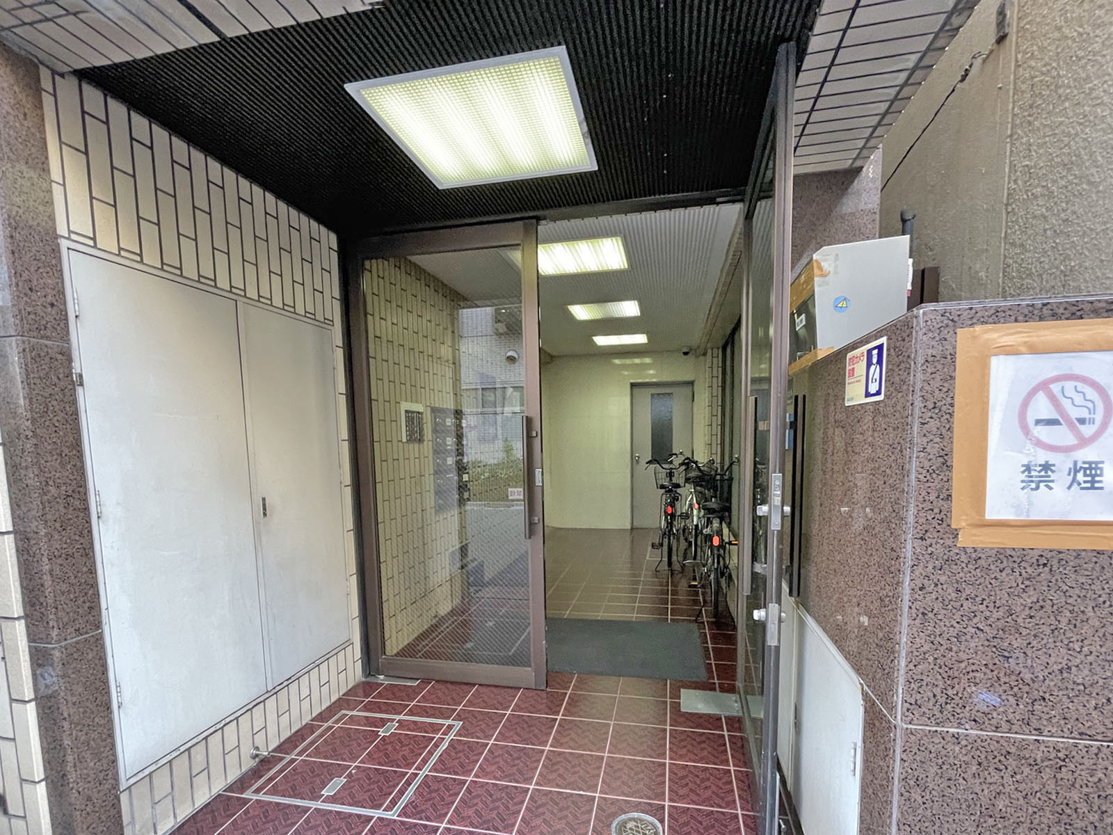 オフィスビル出入口