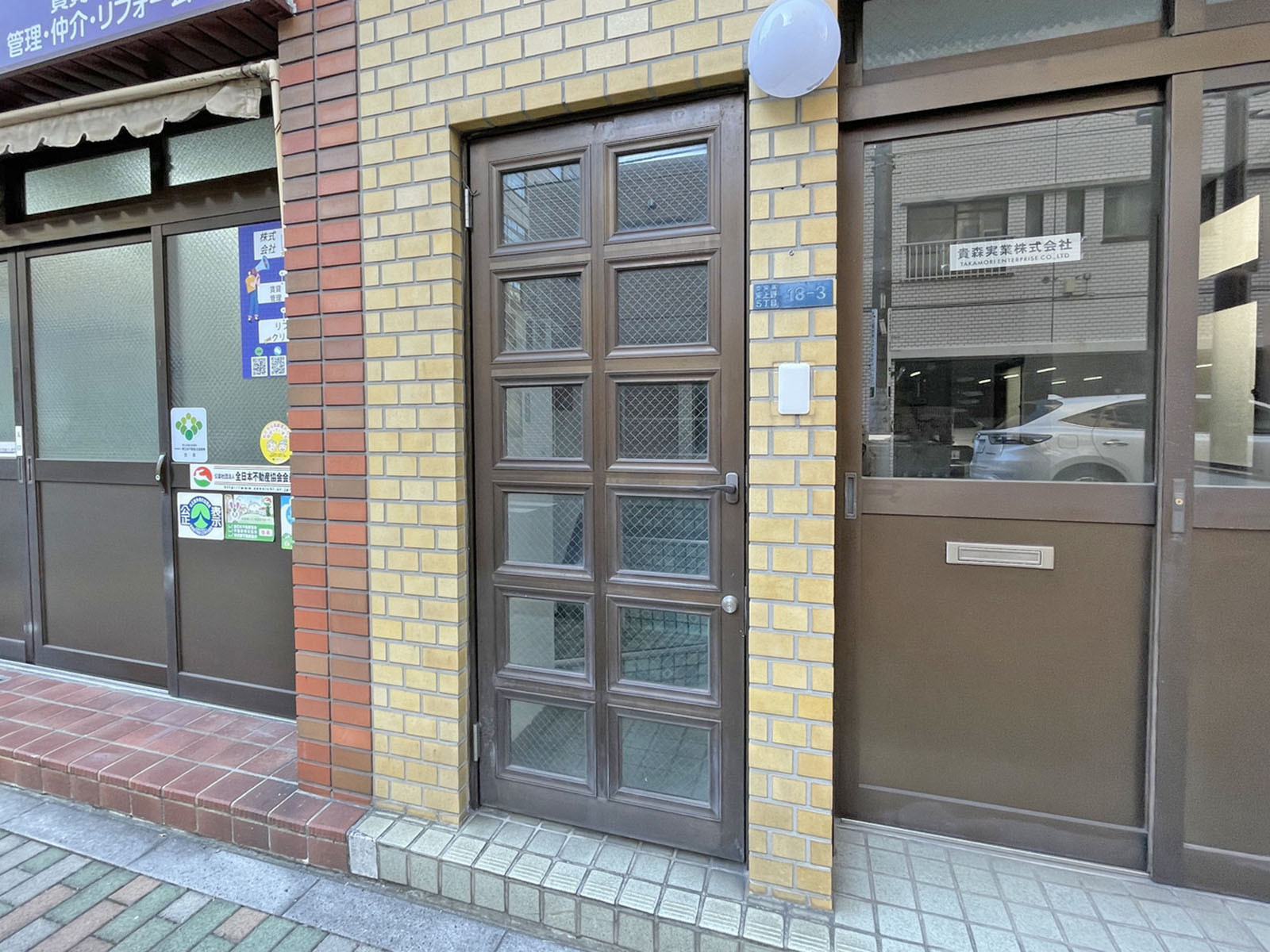 オフィスビル出入口