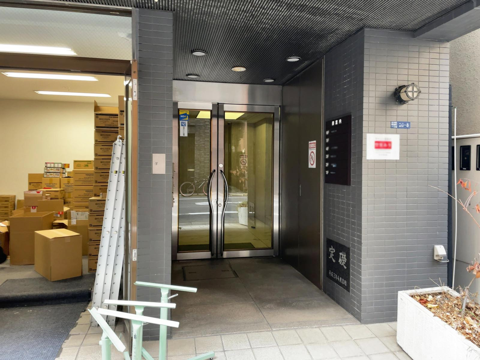 オフィスビル出入口