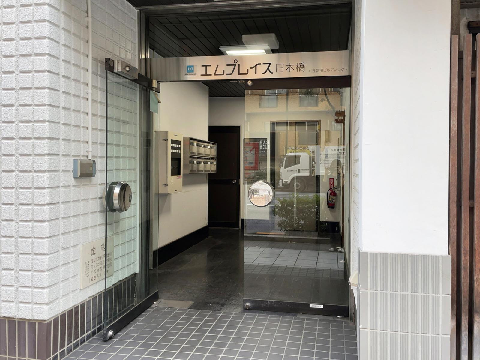 オフィスビル出入口
