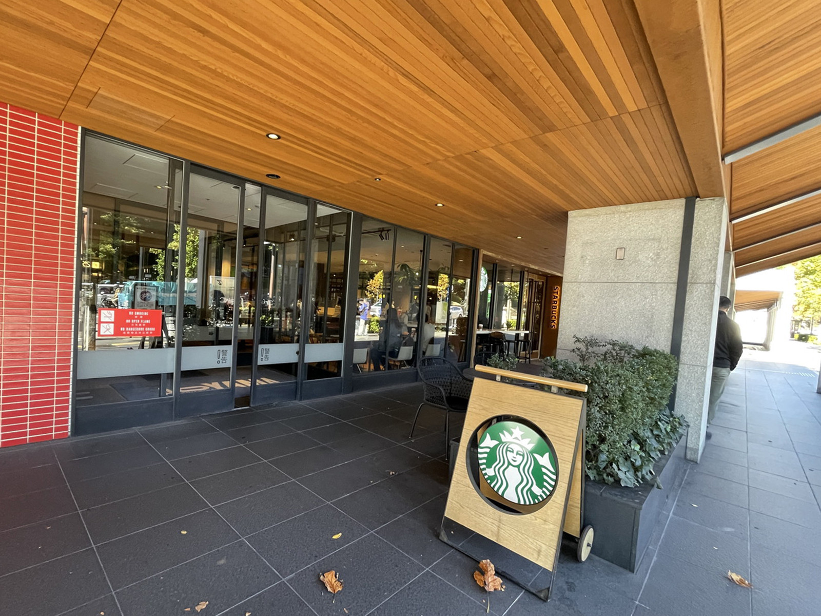1階のスターバックスコーヒー青山ビルヂング店