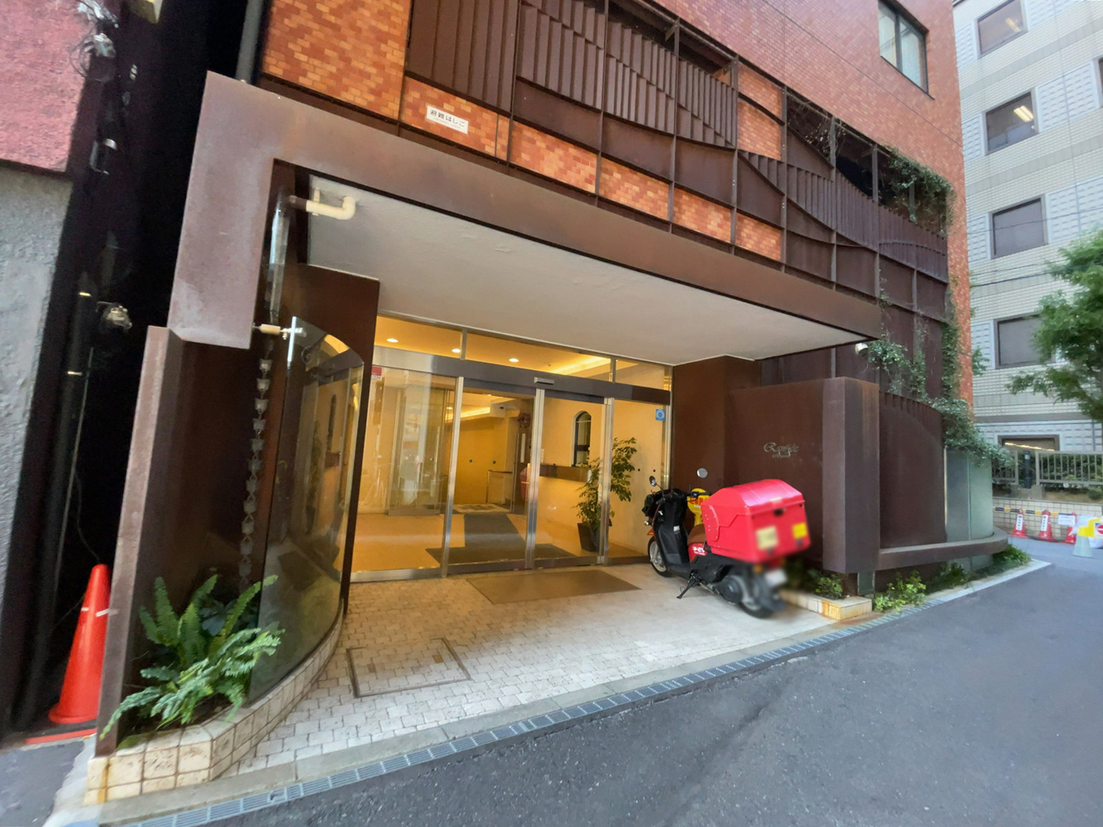 オフィスビル出入口
