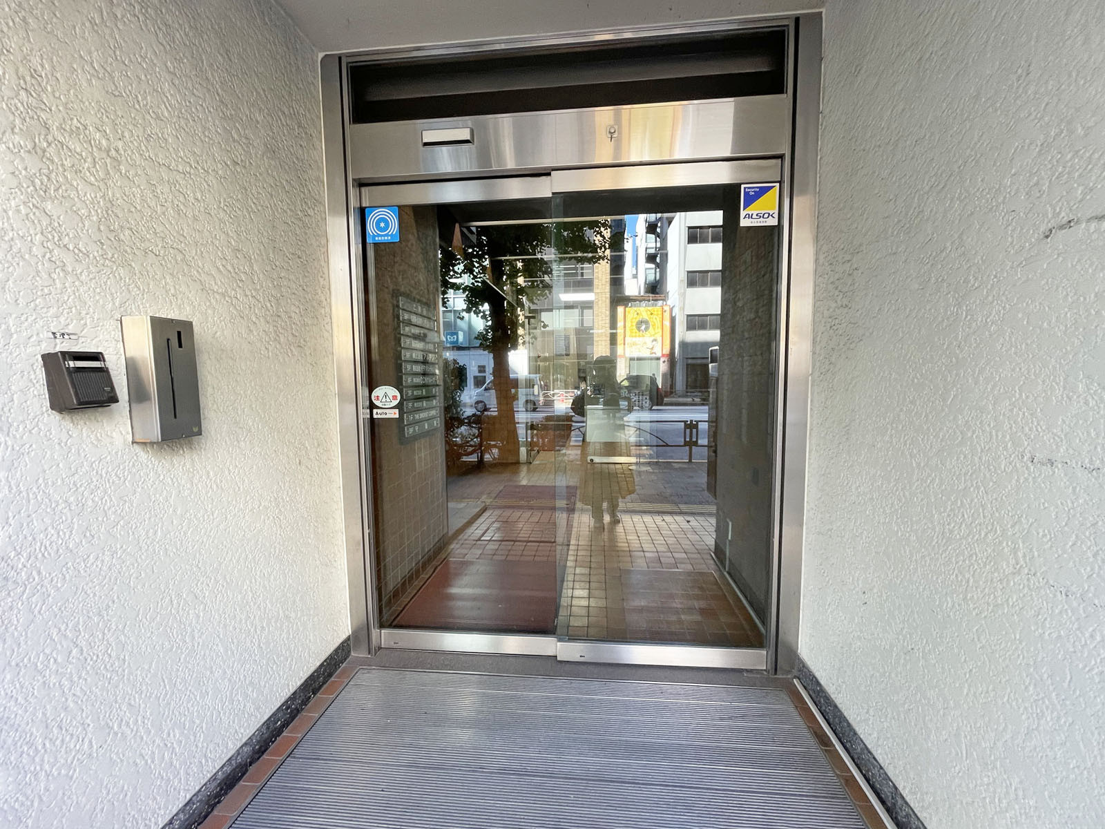 オフィスビル出入口