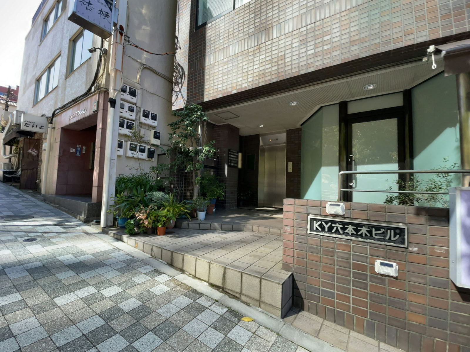 オフィスビル出入り口
