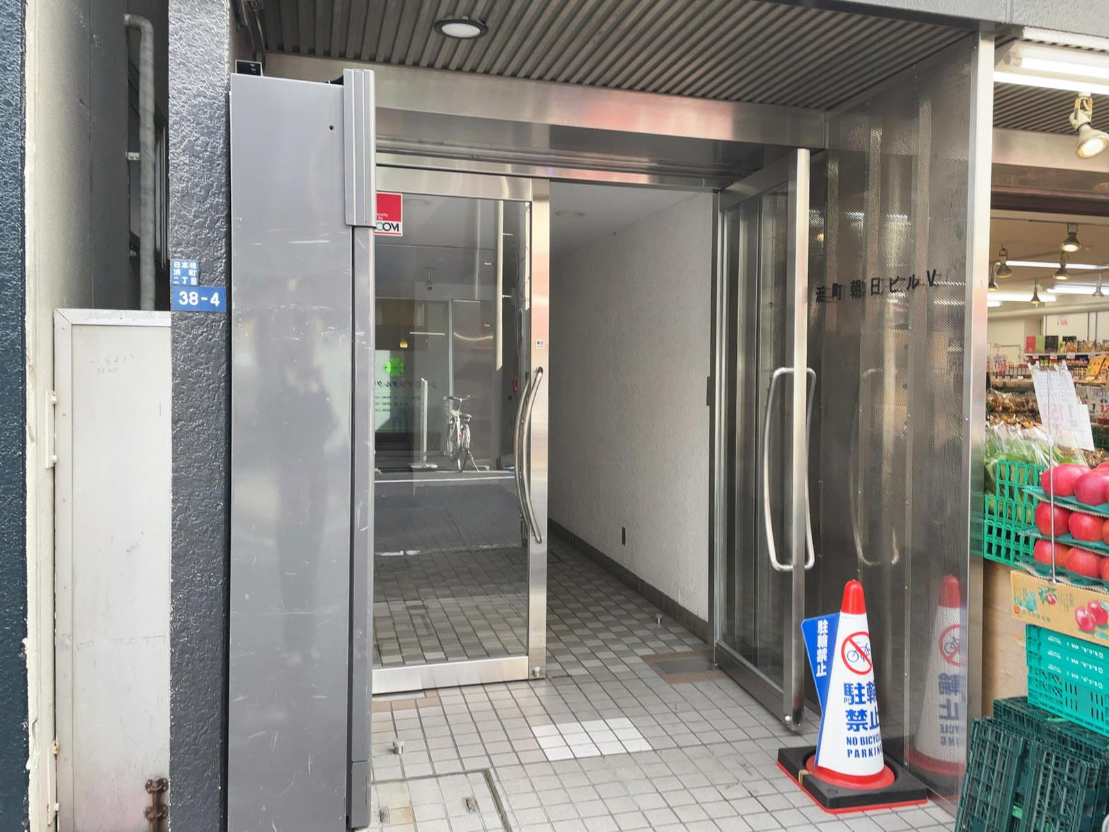 オフィスビル出入口