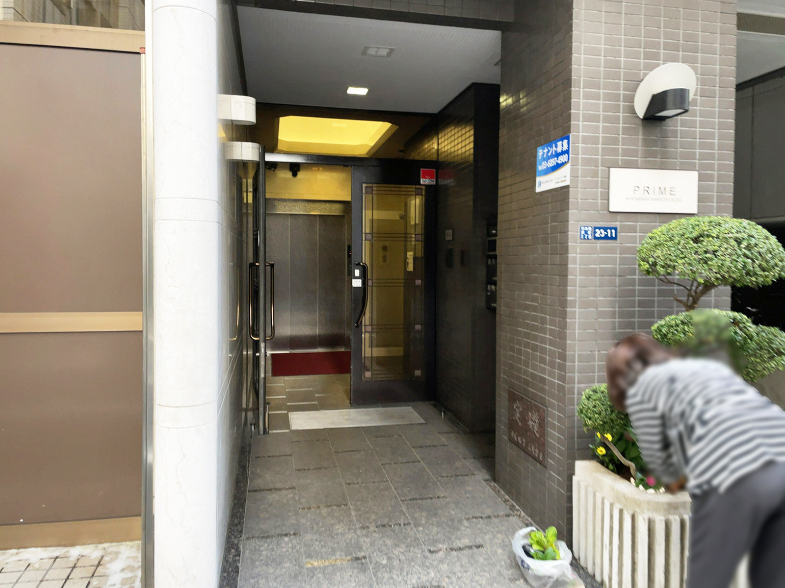 オフィスビル出入口