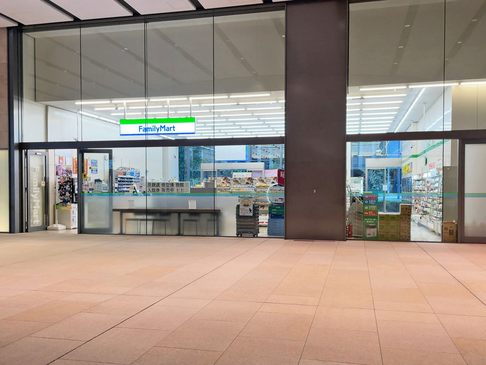 1階のファミリーマート横浜三井ビル店