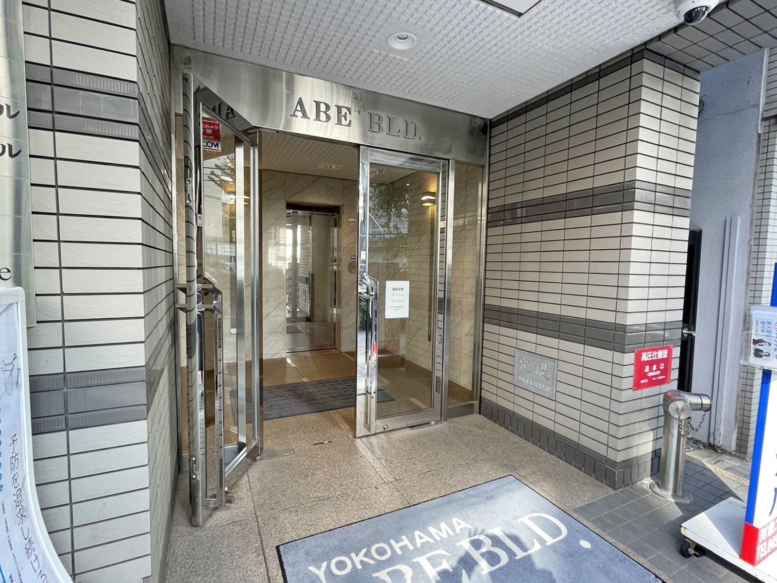 オフィスビル出入口