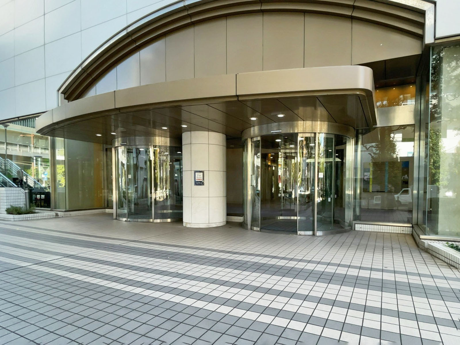 オフィスビル出入口