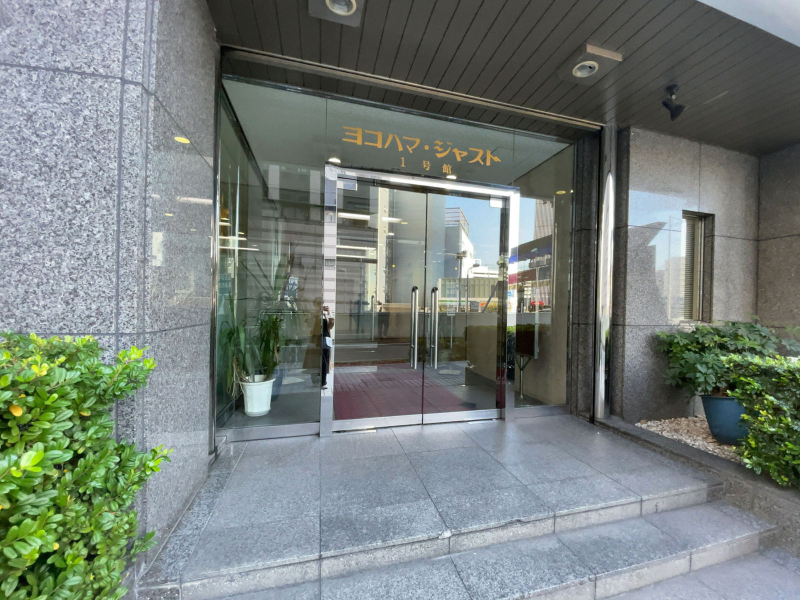 オフィスビル出入口