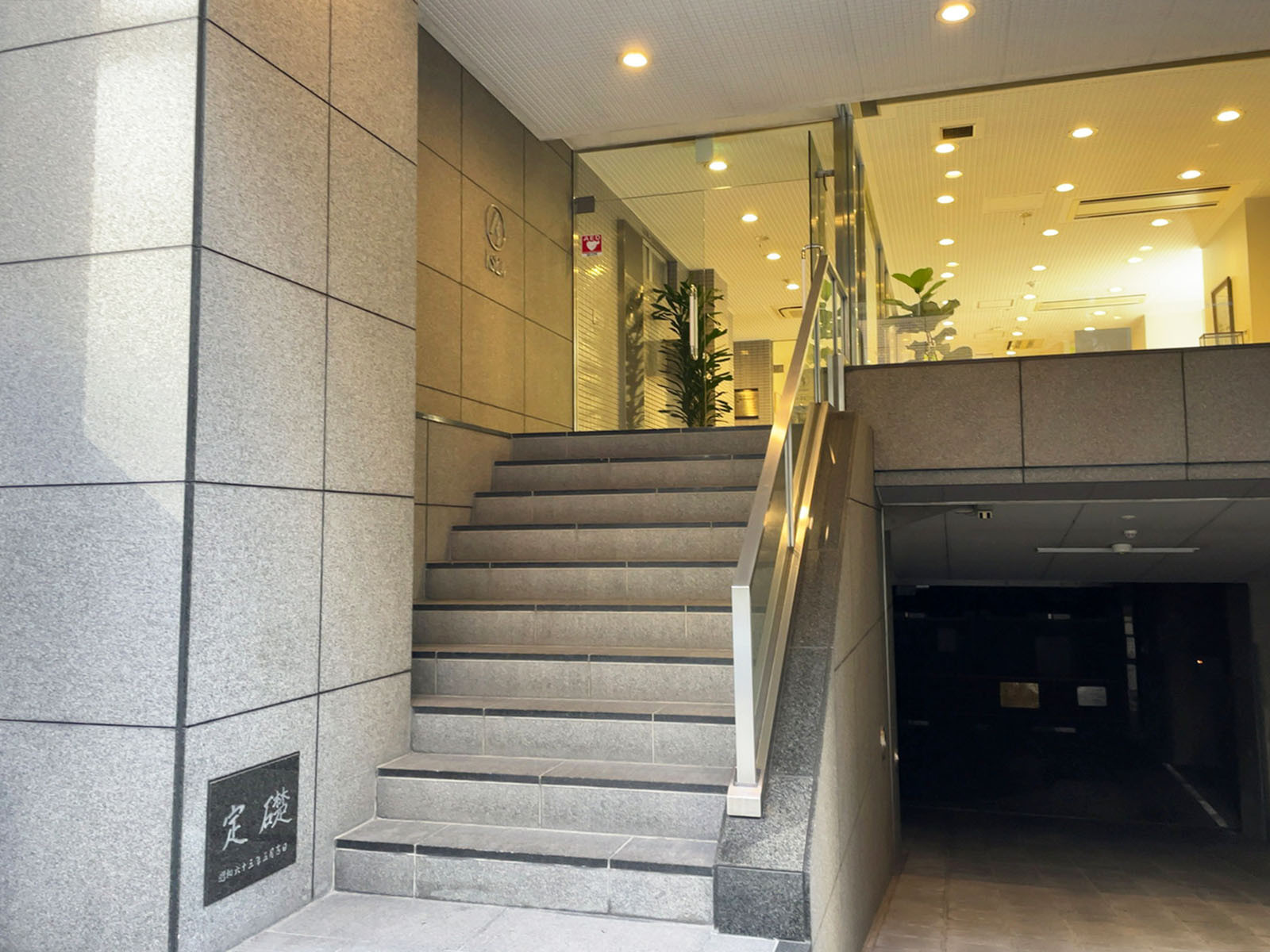 オフィスビル出入口