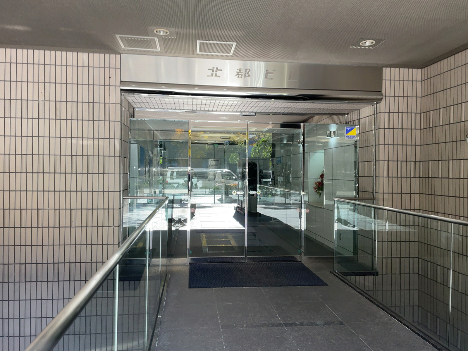 オフィスビル出入口
