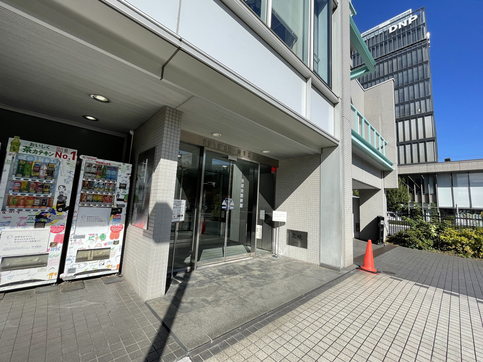 オフィスビル出入口