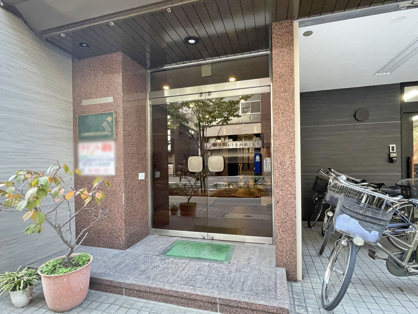 オフィスビル出入口