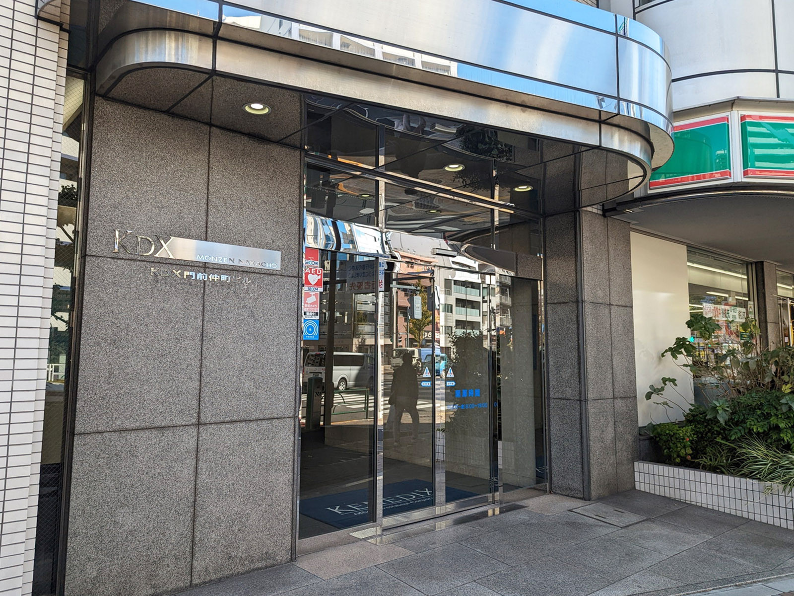 オフィスビル出入口