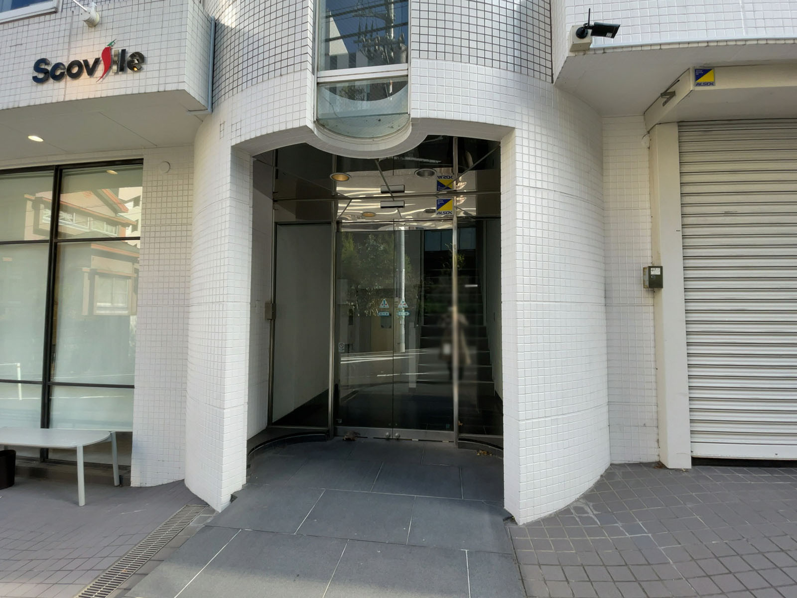 オフィスビル出入り口