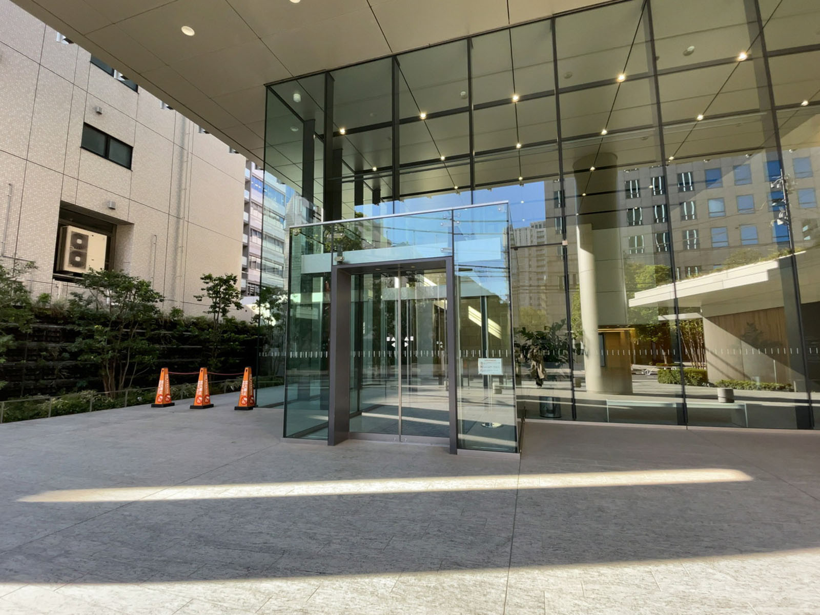 オフィスビル出入り口