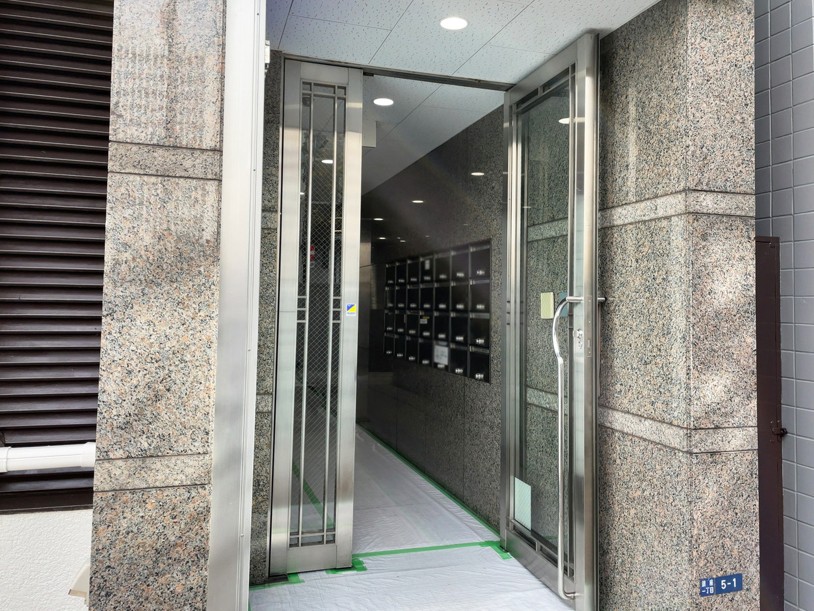 オフィスビル出入口