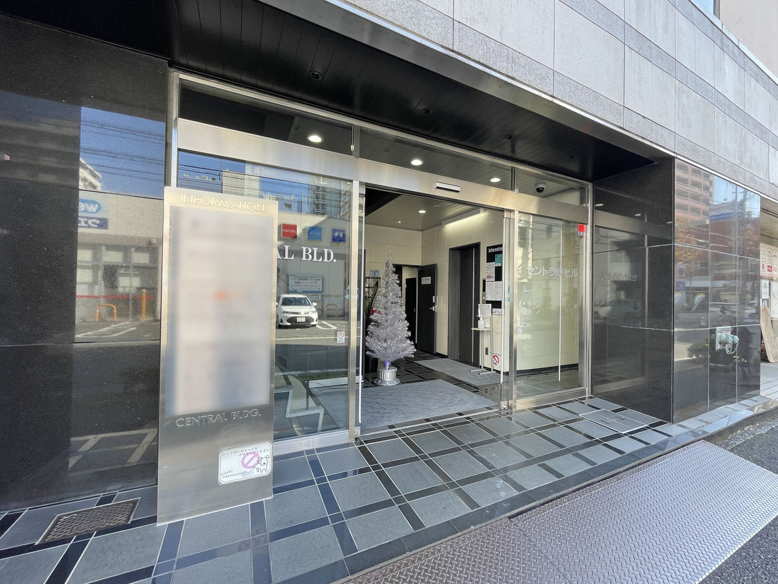オフィスビル出入口