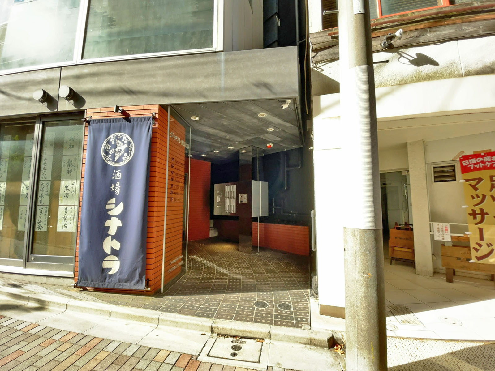 オフィスビル出入り口