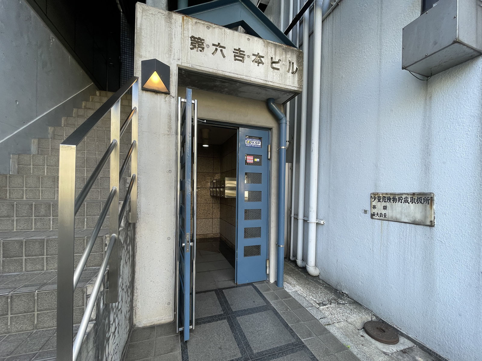 オフィスビル出入口