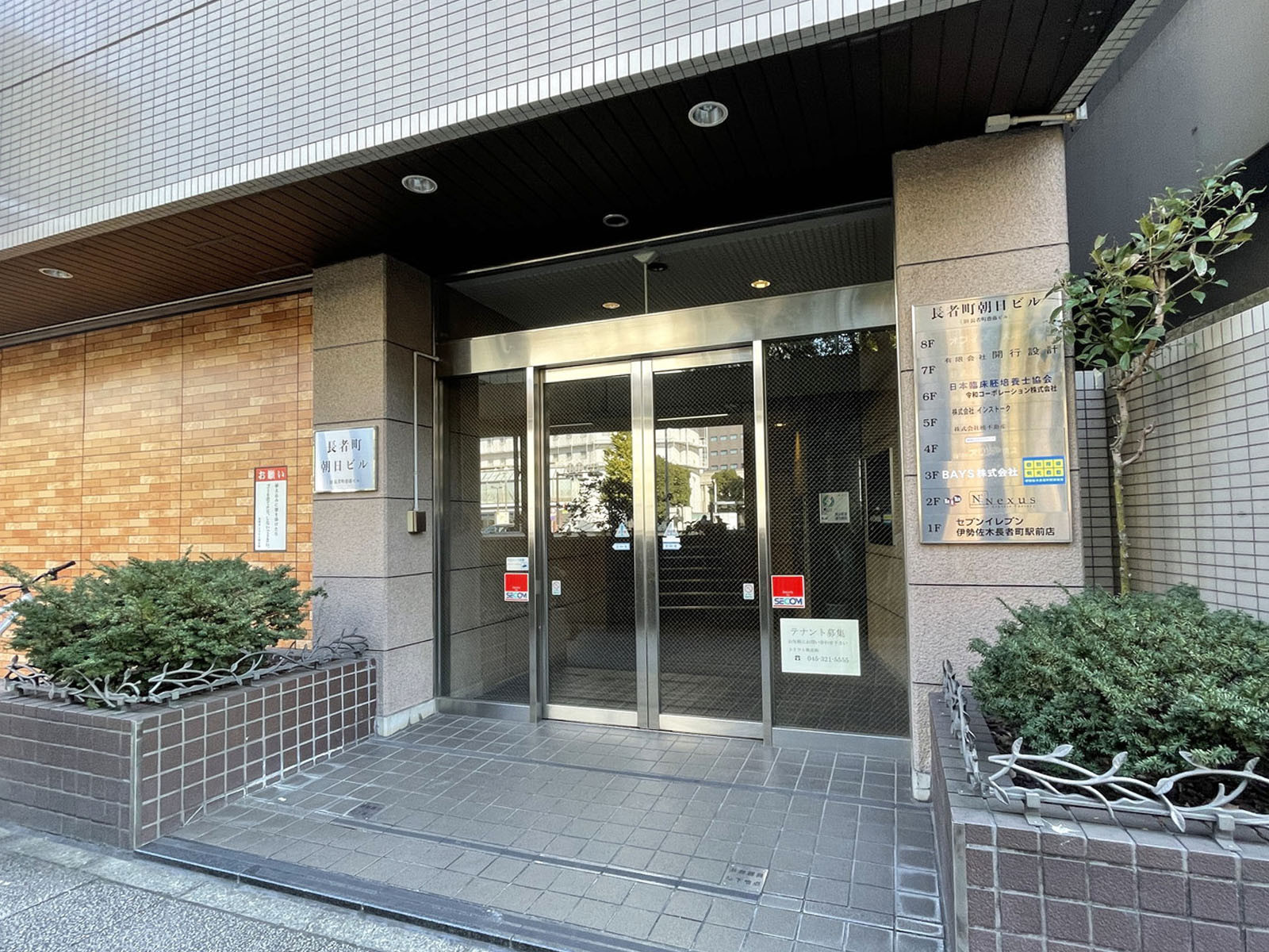 オフィスビル出入口
