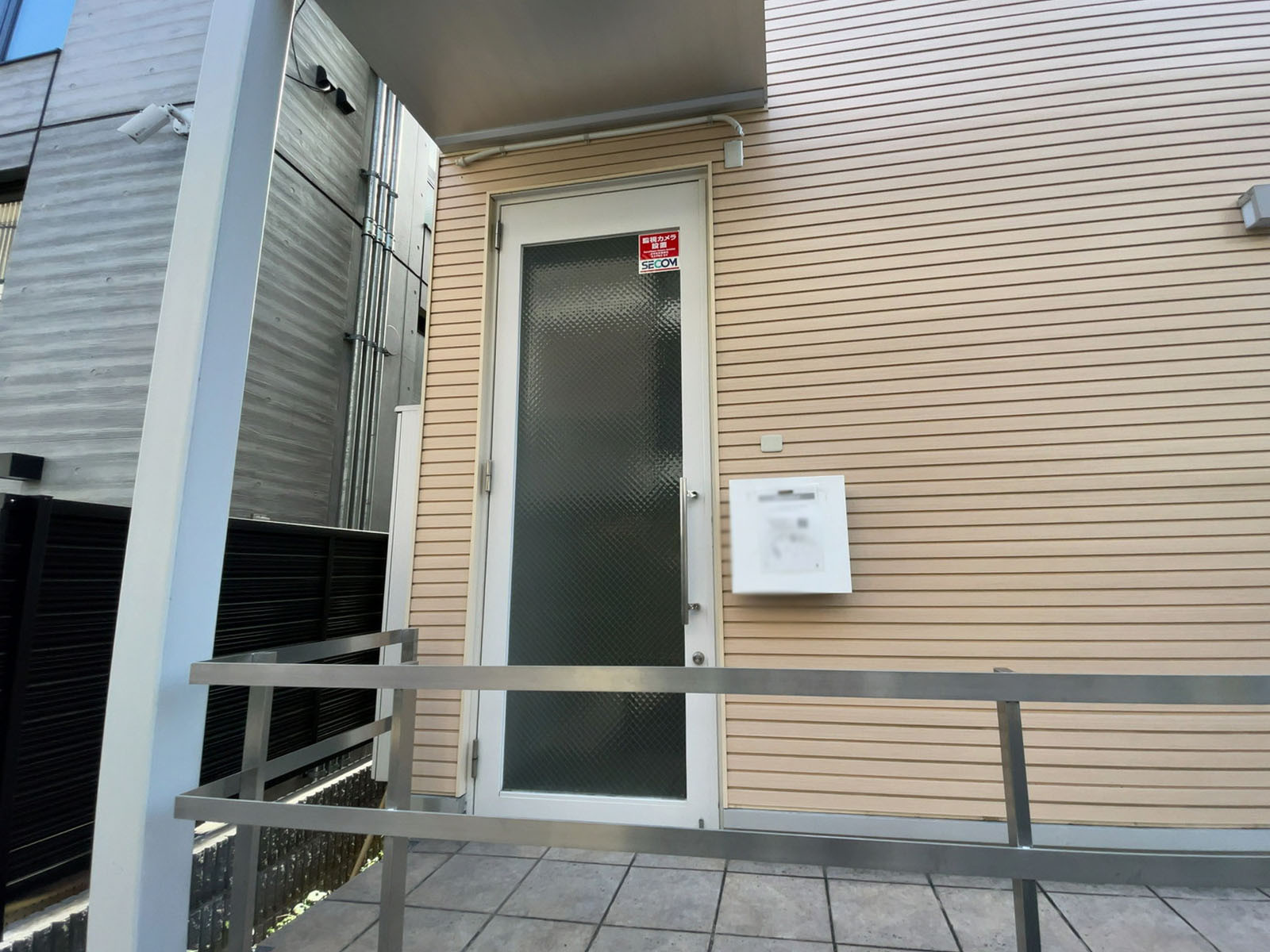 オフィスビル出入り口