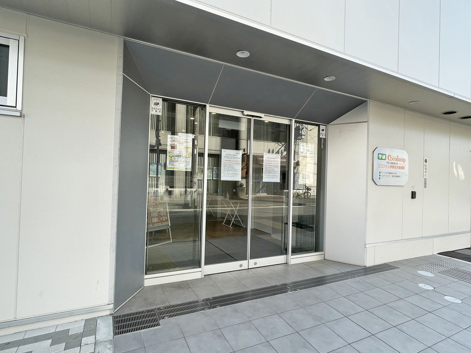 オフィスビル出入口