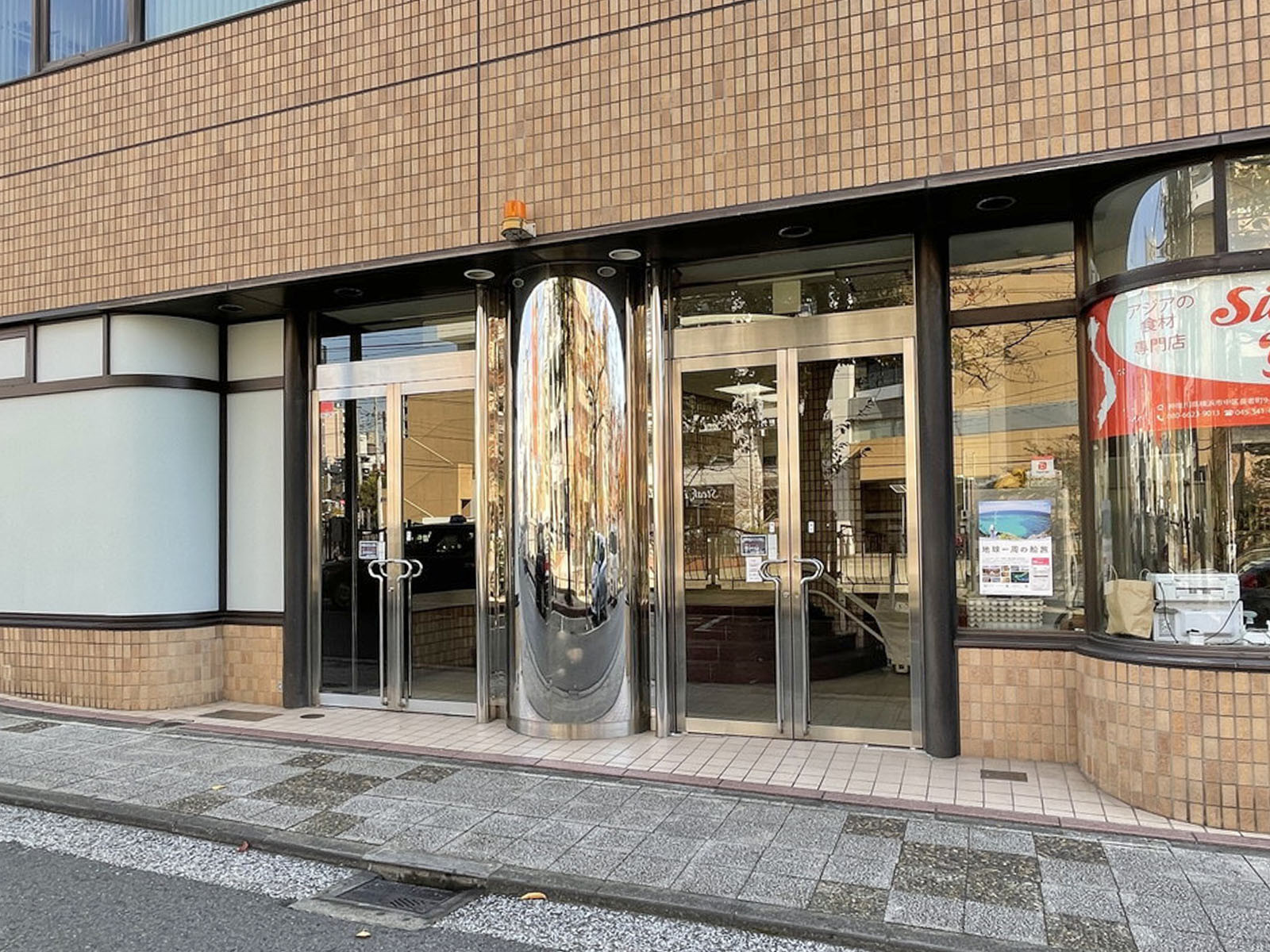 オフィスビル出入口