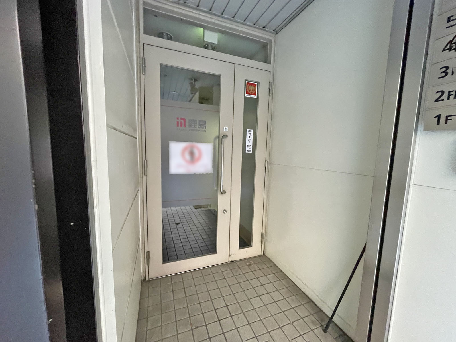 オフィスビル出入口