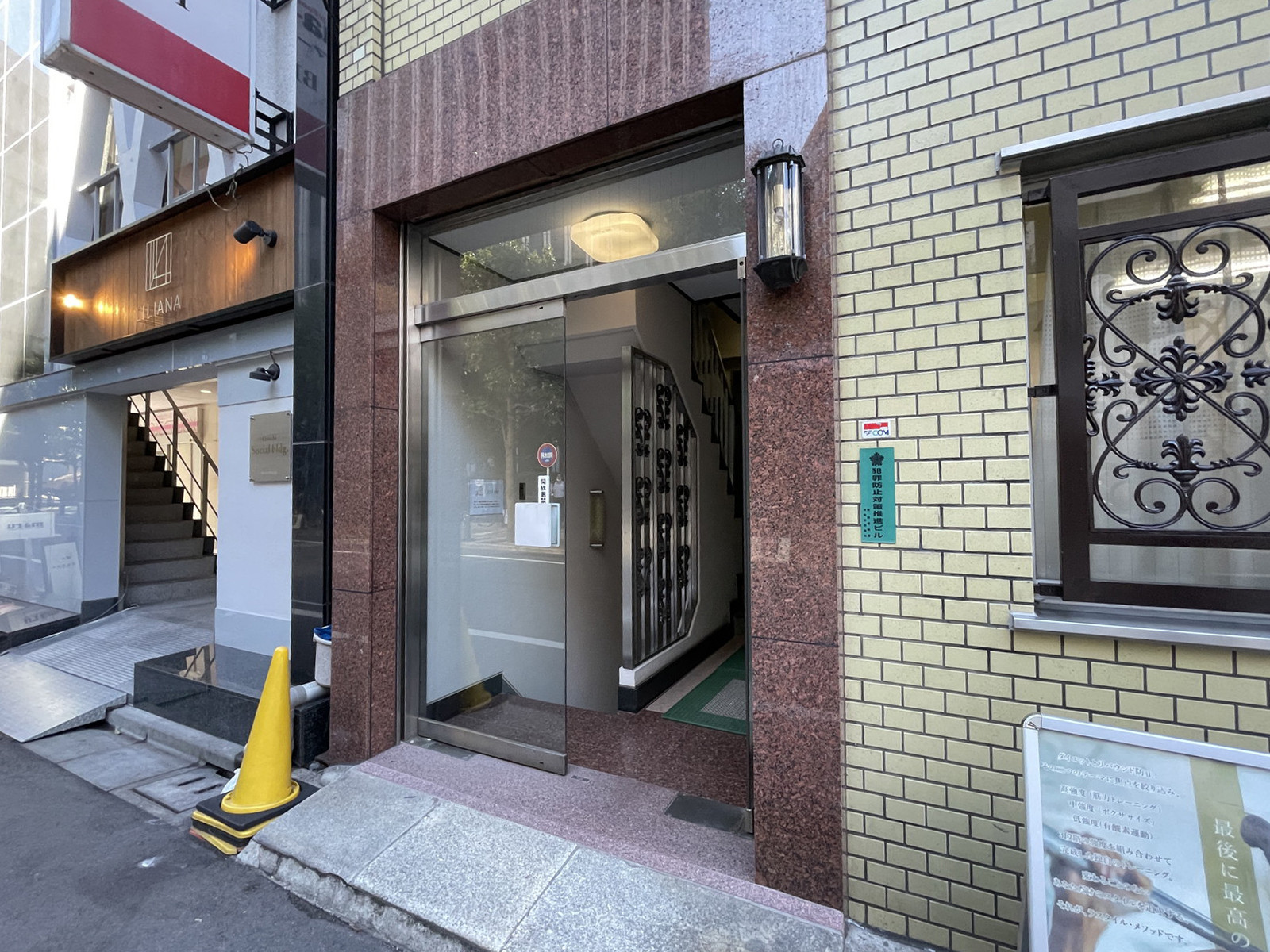 オフィスビル出入口