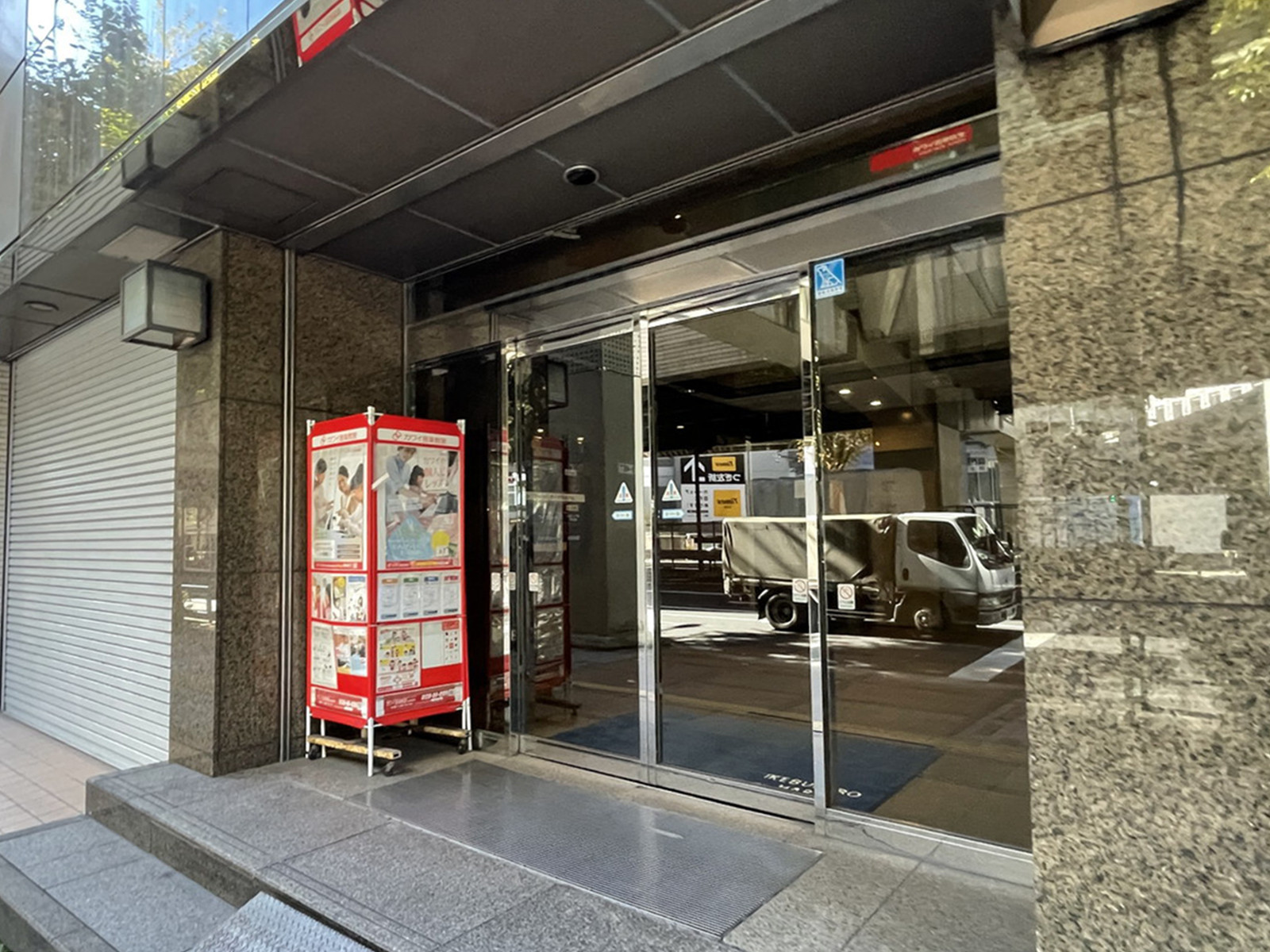 オフィスビル出入口