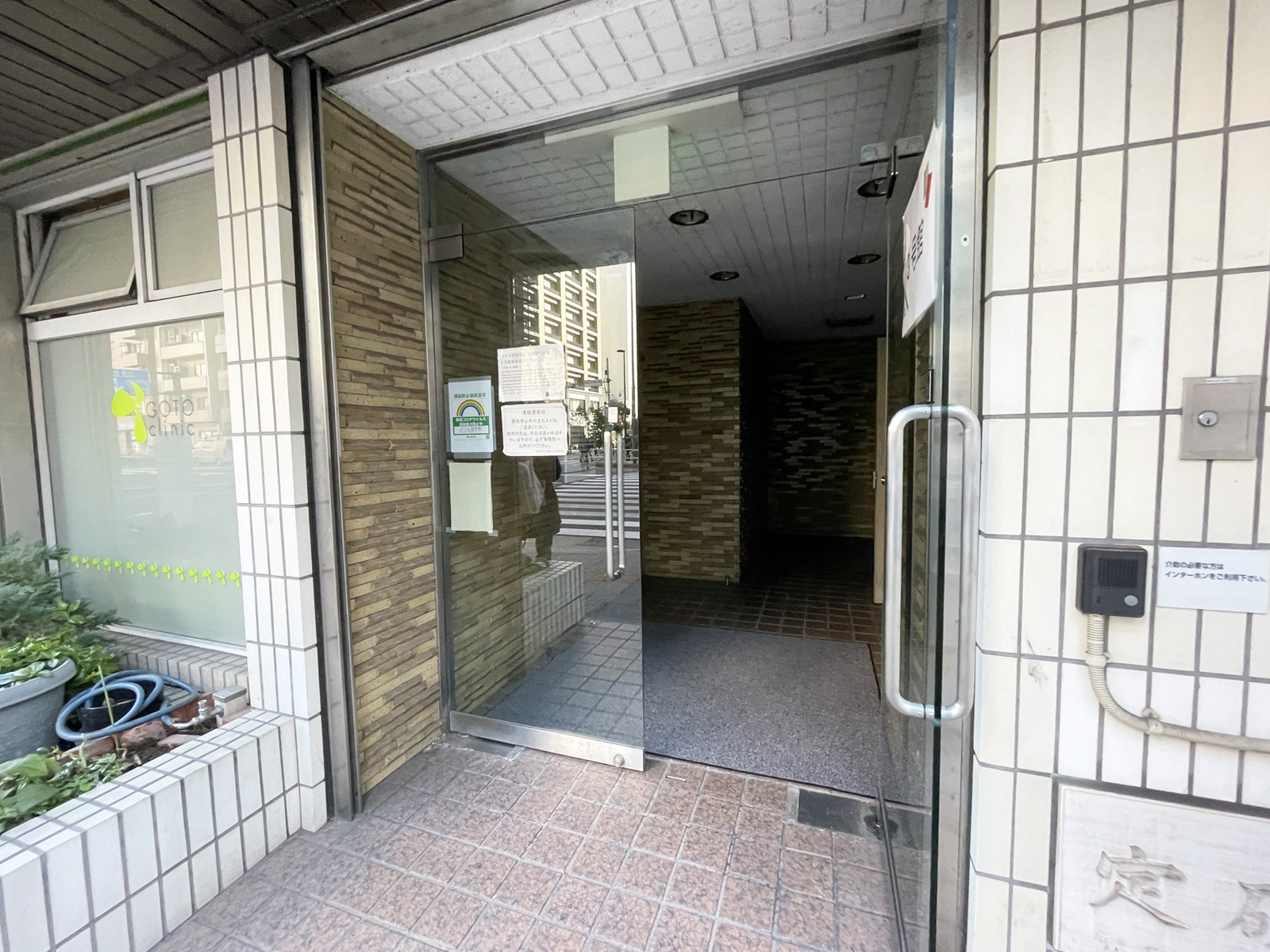 オフィスビル出入口