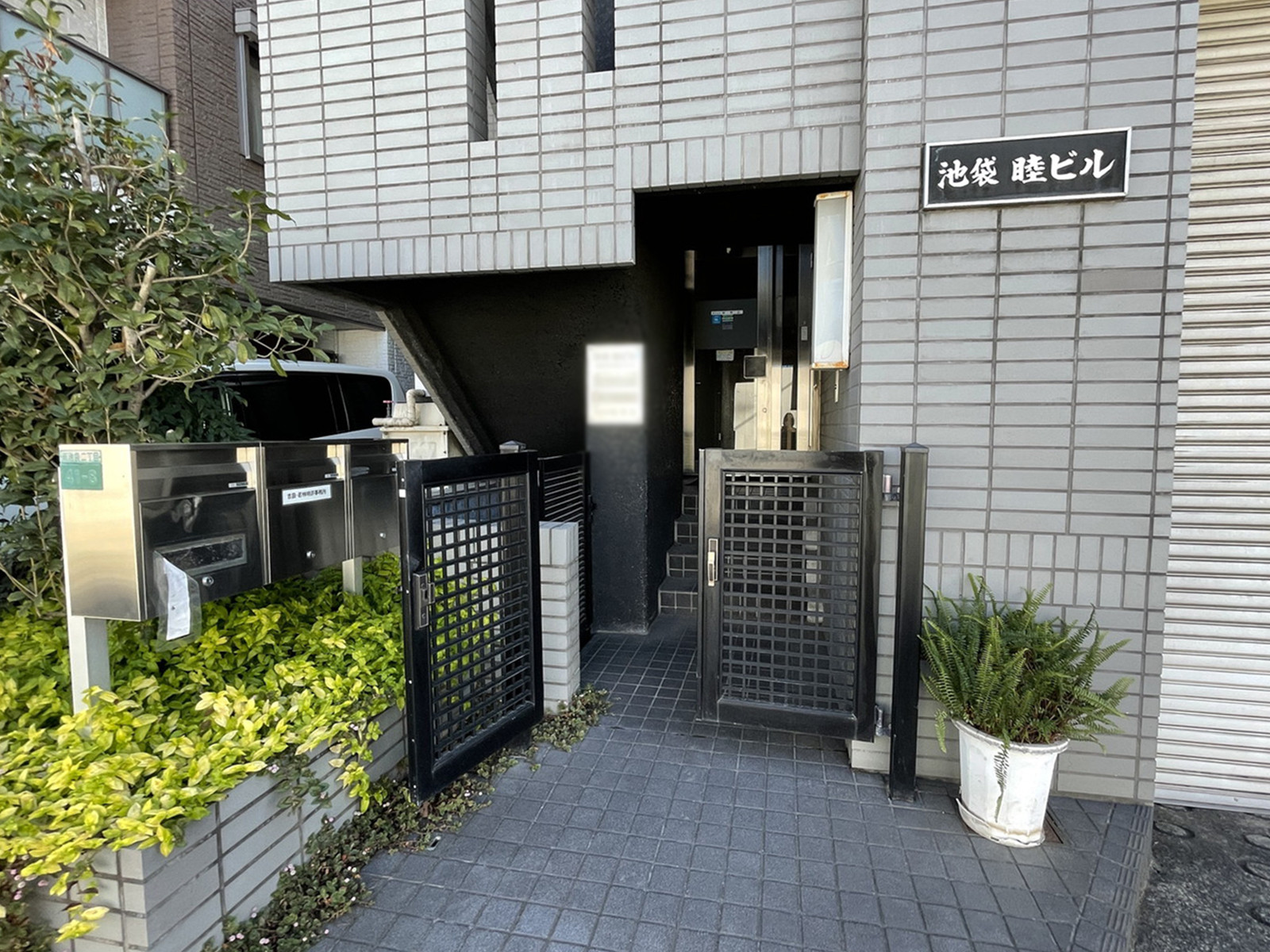 オフィスビル出入口