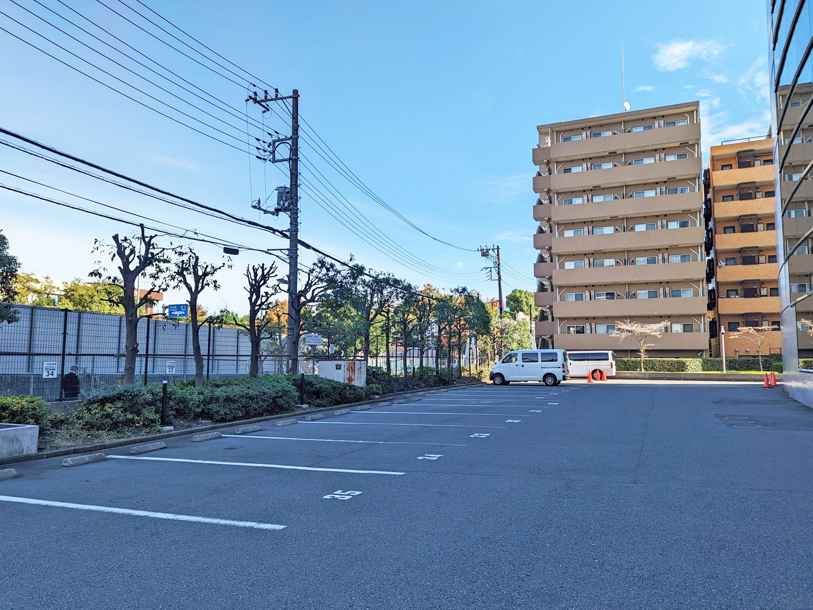 平面屋外駐車場併設