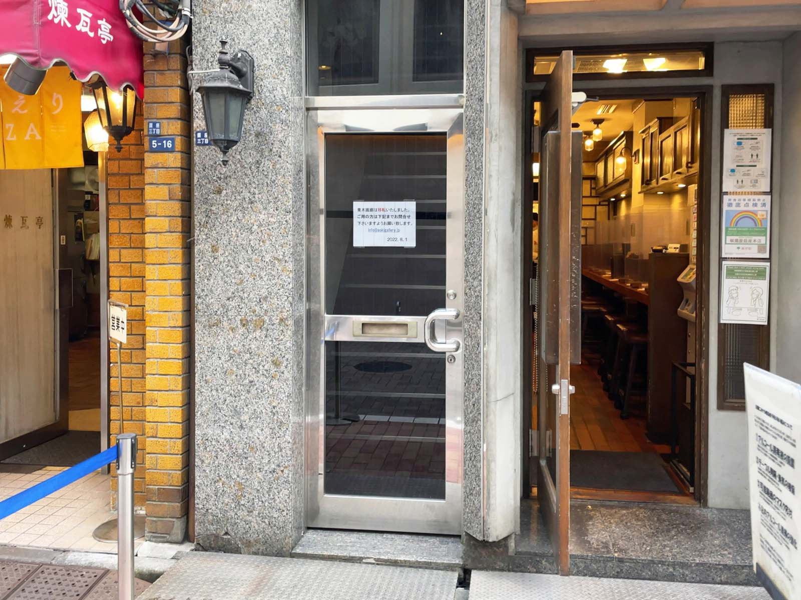 オフィスビル出入口