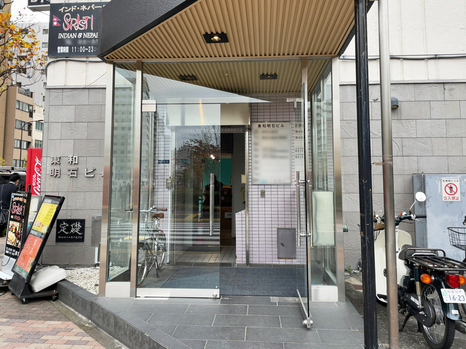 オフィスビル出入口