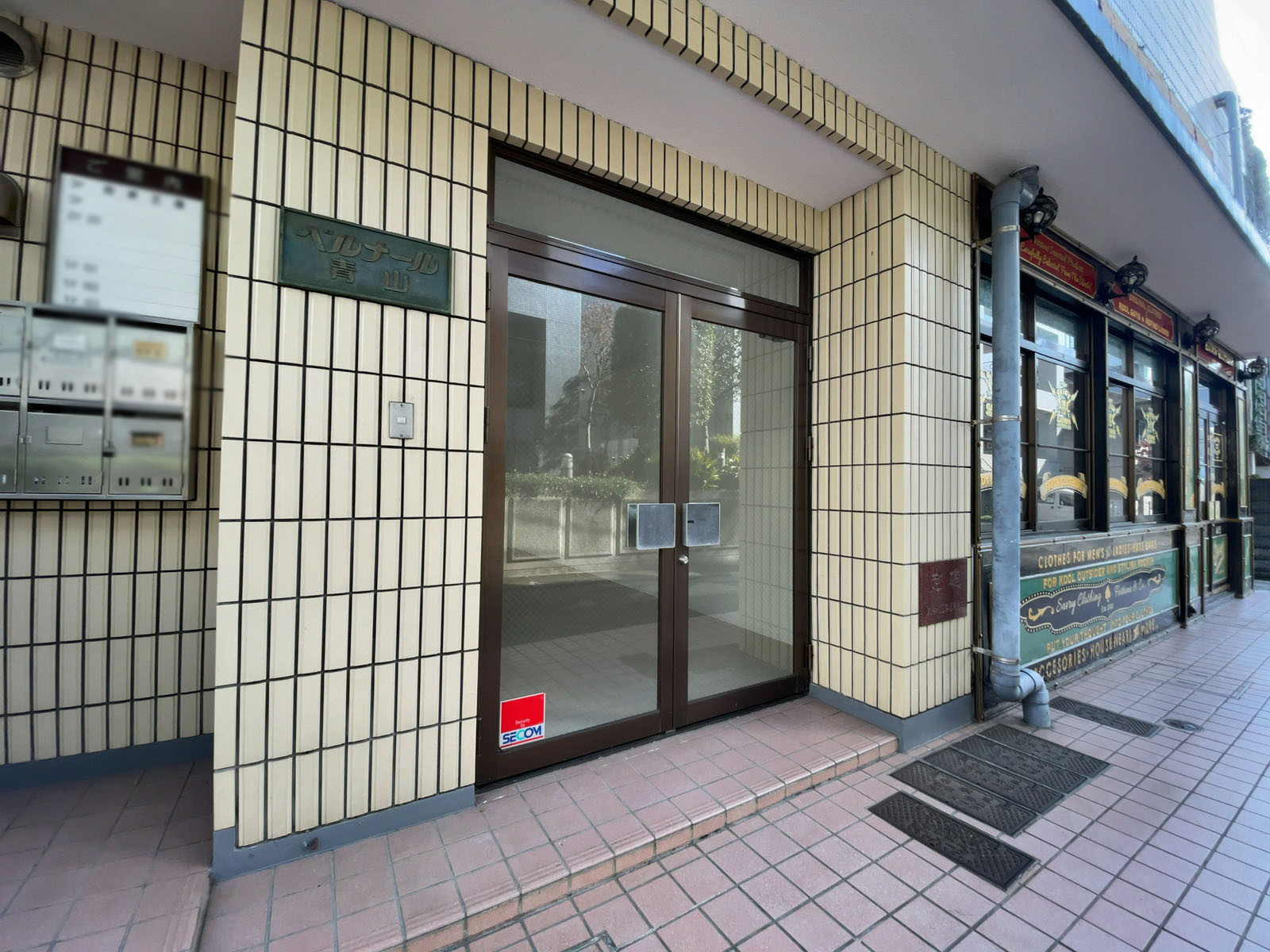 1階テナント出入口