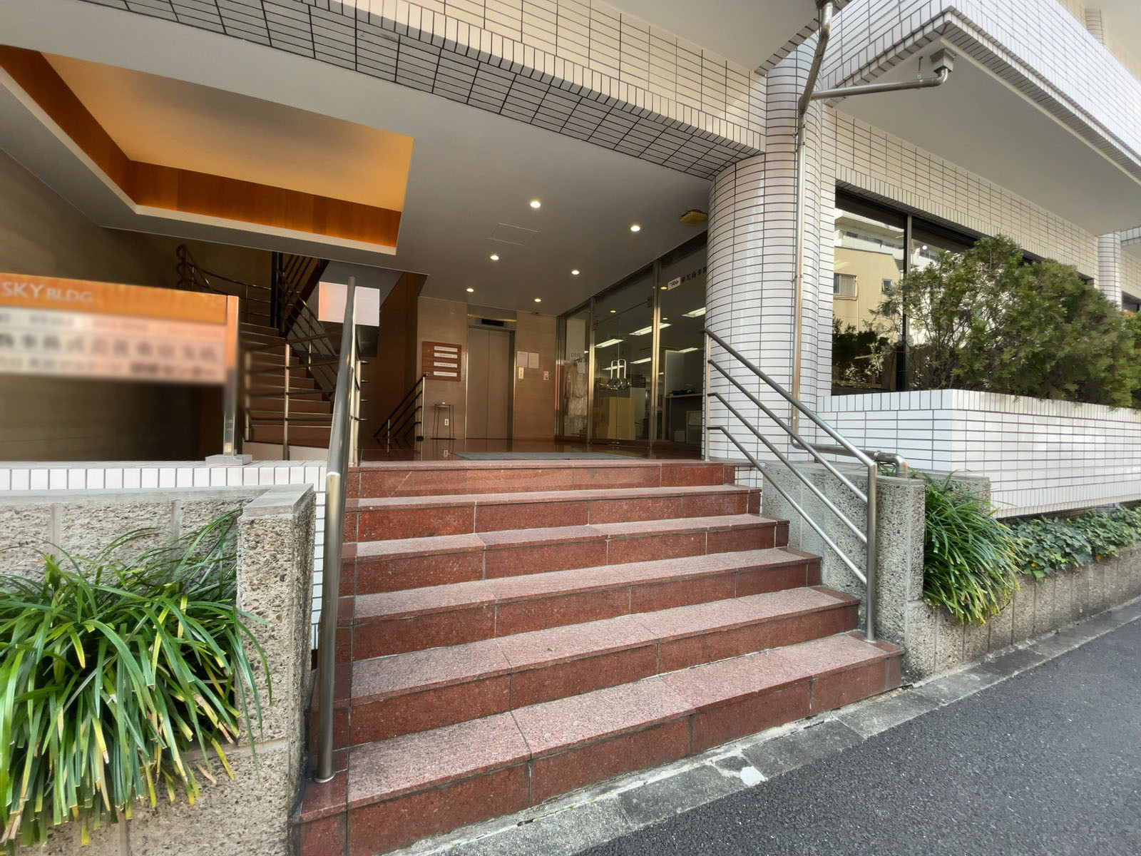 オフィスビル出入り口