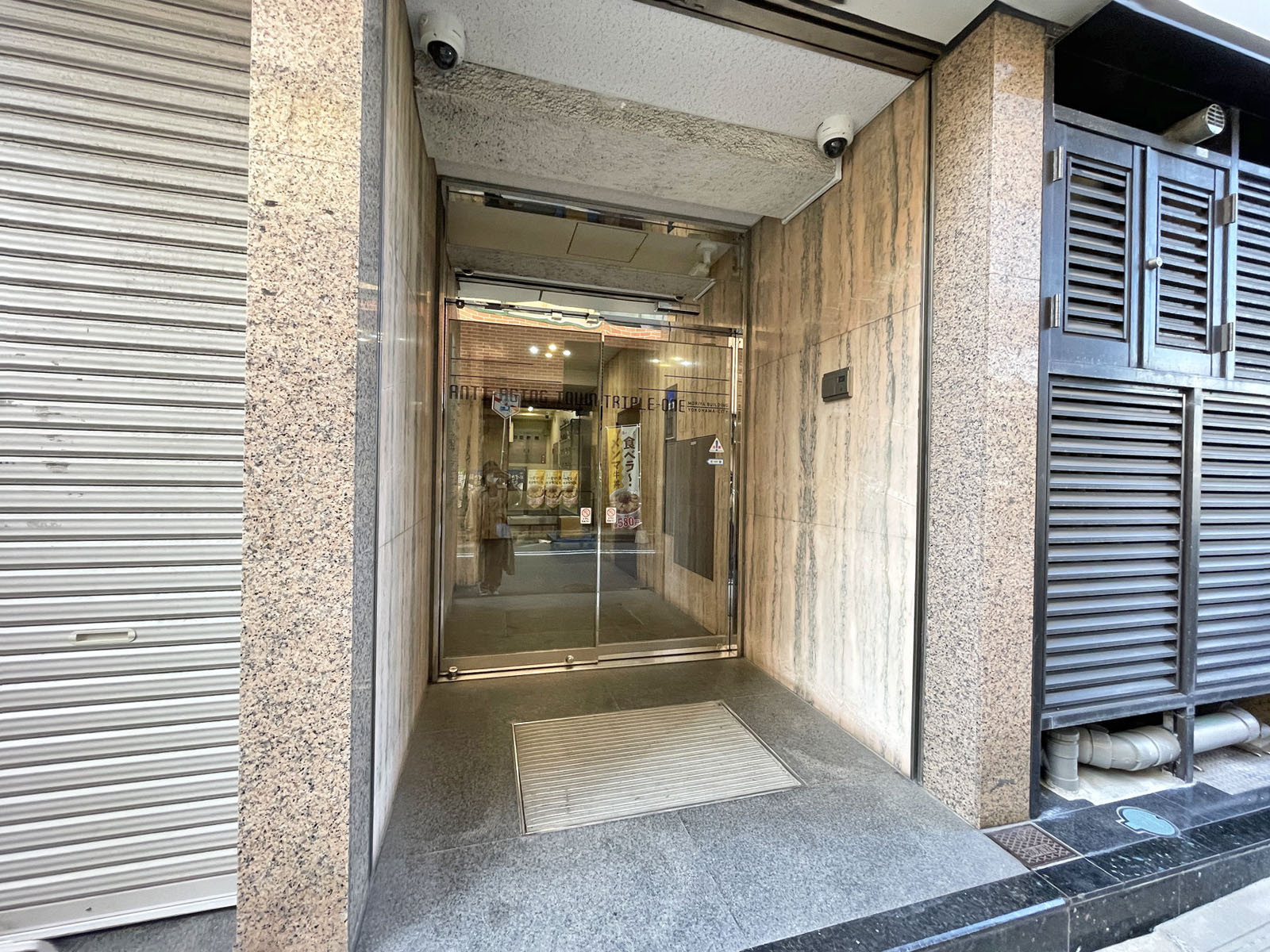 オフィスビル出入口