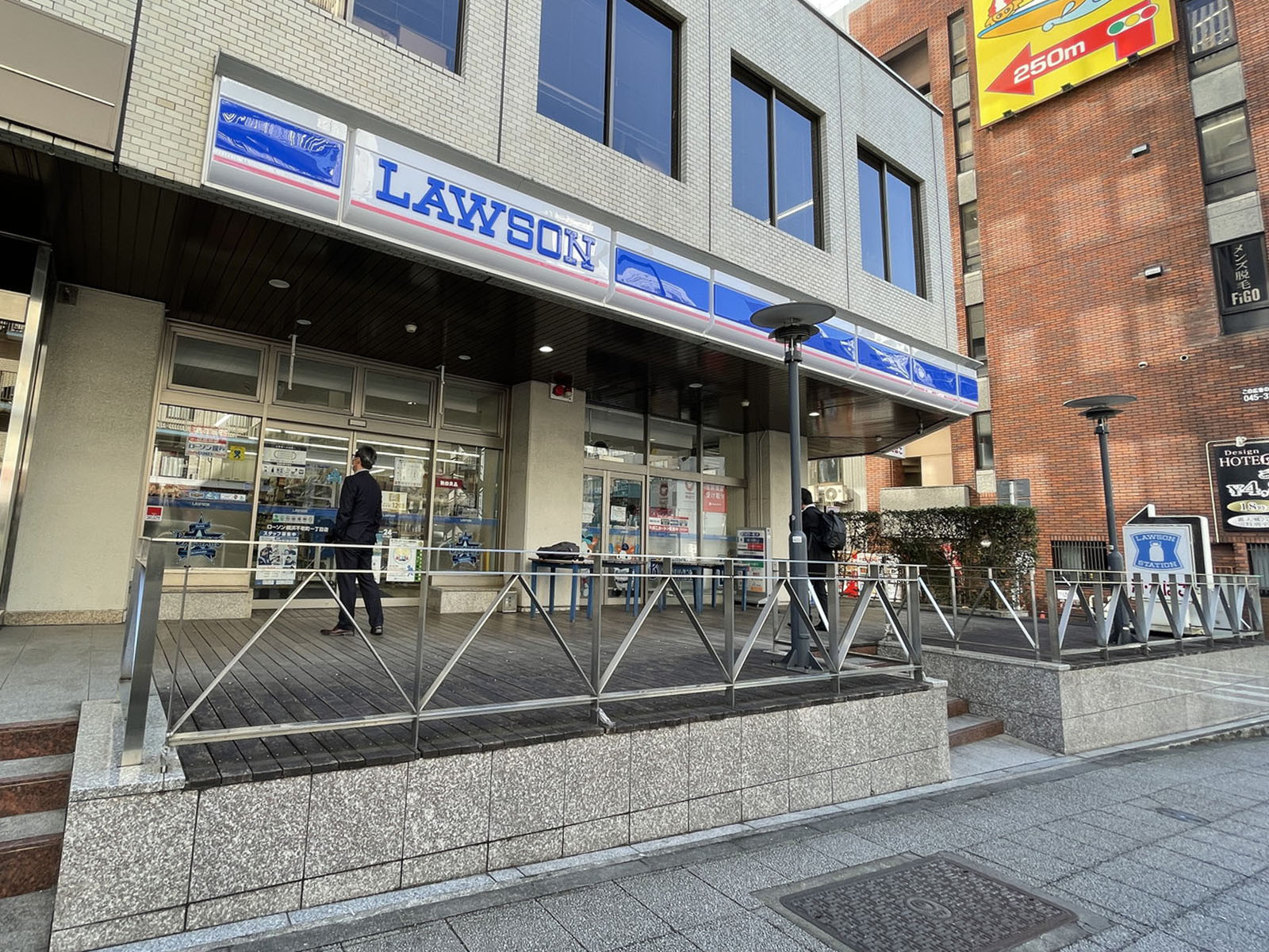 1階のローソン 横浜不老町一丁目店