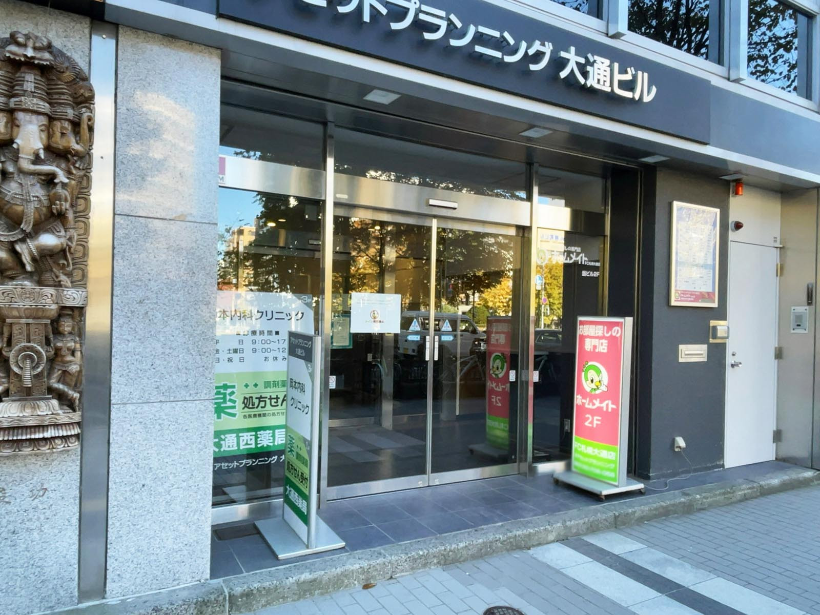 オフィスビル出入口