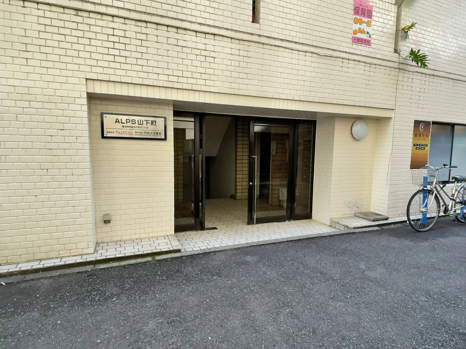 オフィスビル出入口