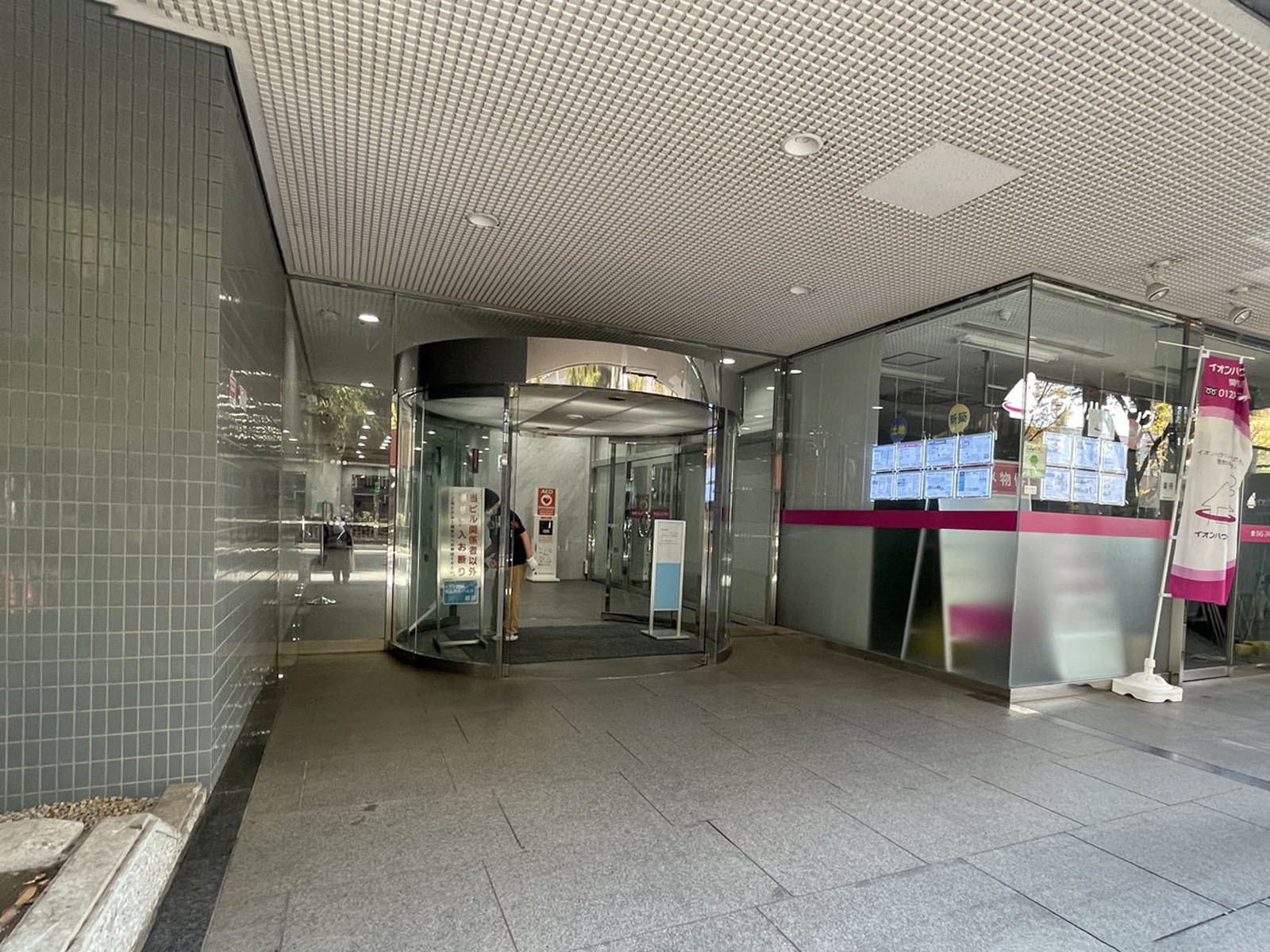オフィスビル出入口