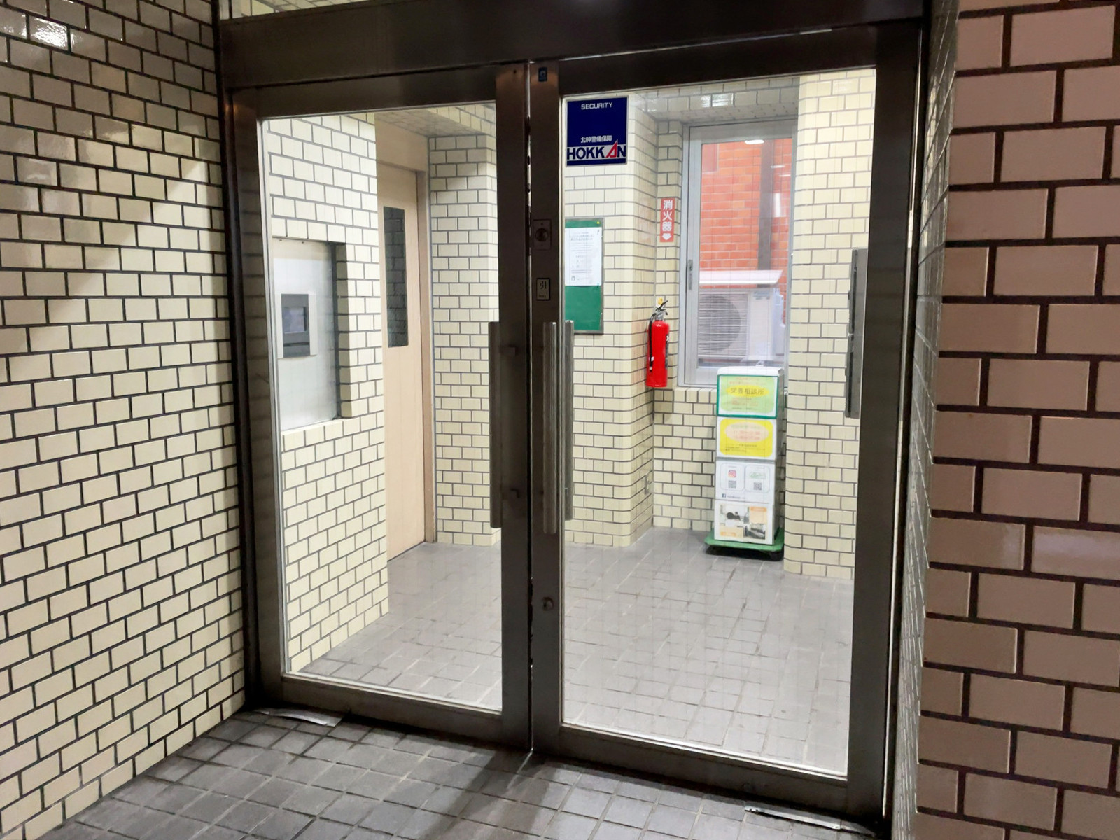 オフィスビル出入口