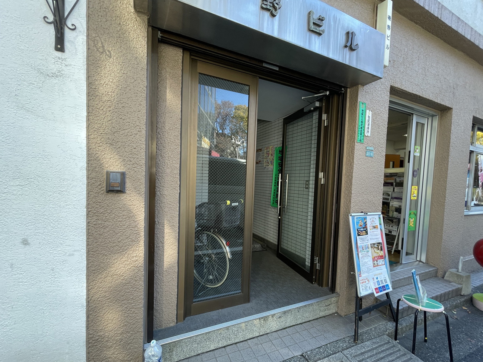 オフィスビル出入口